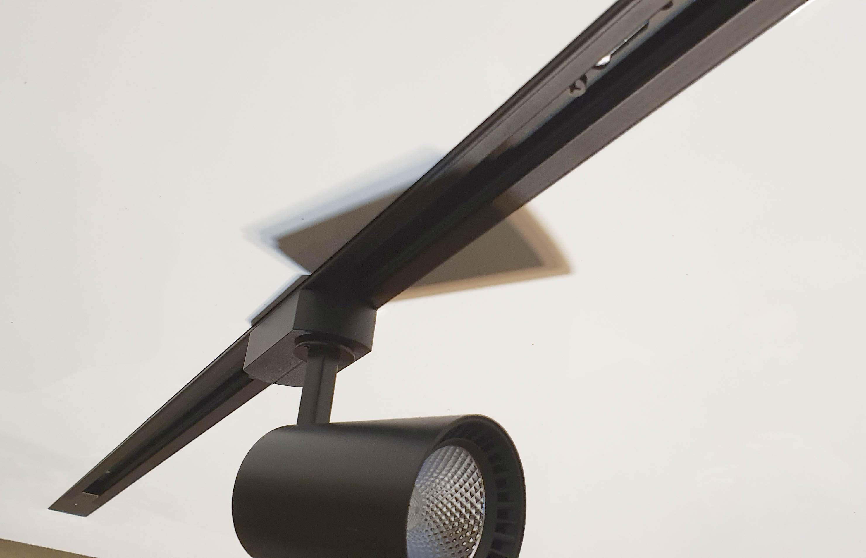 Ниши Apply под шинопровод для треков